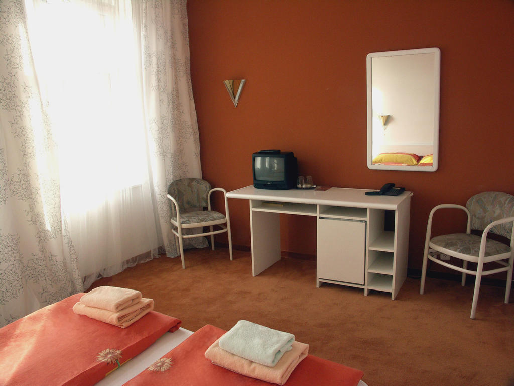 Hotel Saloon Zlin Bagian luar foto